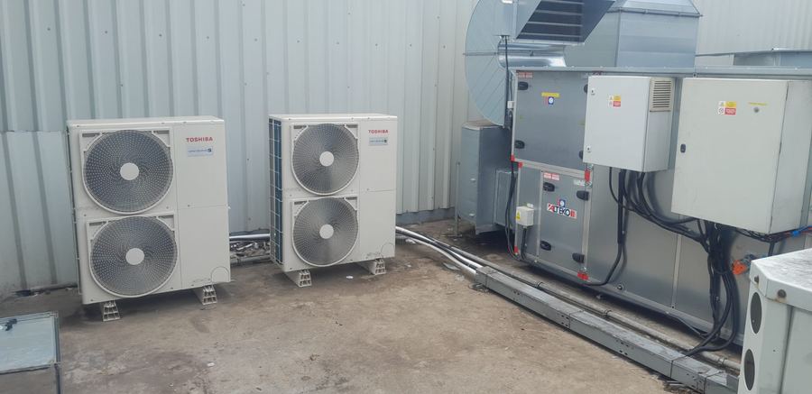 Instalace vzduchotechniky a klimatizace na střeše komerční budovy